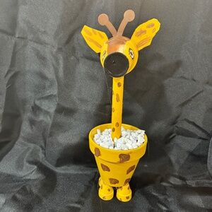 Giraffe garden terra cotta pot